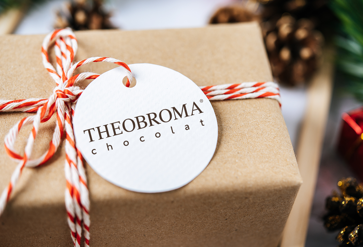Cadeau enveloppé avec étiquette Theobroma Chocolat